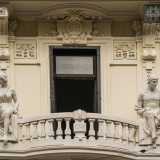 Il suddetto ballatoio, con il suo andamento semicircolare, unisce ai capi due statue a grandezza umana realizzate da Luigi Colonna...